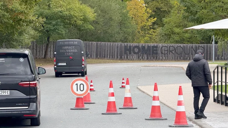 Treffpunkt Franken: Der erkrankte Nick Woltemade saß in keinem der Kleinbusse, die in Herzogenaurach vorfuhren. - © Klaus Bergmann/dpa