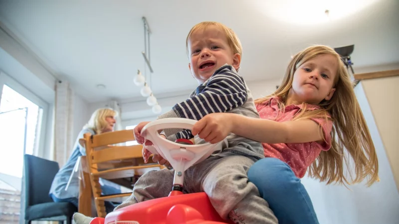 Da m&uuml;ssen sie erst mal alleine durch: Geschwister sollten miteinander streiten k&ouml;nnen. - &copy; Christin Klose/dpa-tmn