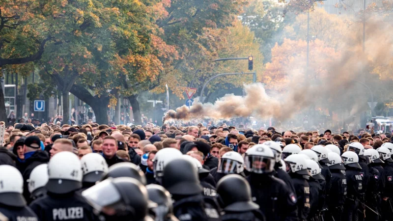Aufeinandertreffen von Polizei und Fans bei einem Fußballspiel (Archivbild) - © Daniel Bockwoldt/dpa