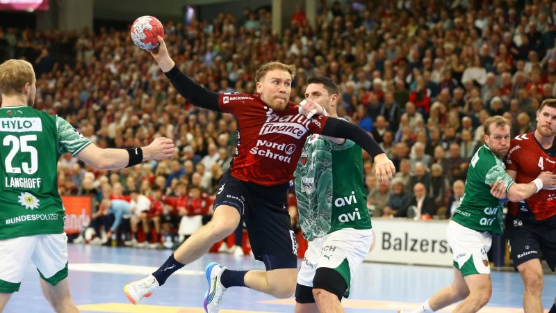 Flensburgs Simon Pytlick beim Torwurf. - © Michael Hundt/dpa