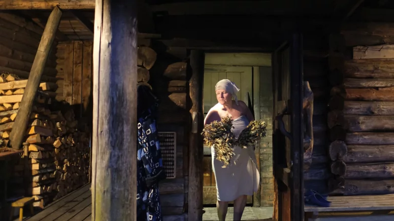 Eda Verooja in Aktion: Sie ist in Estland eine bekannte Rauchsauna-Meisterin. - &copy; Friederike Ostermeyer/dpa-tmn