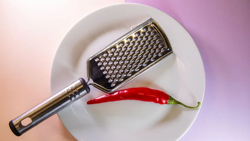 M&ouml;glichst fein und ohne Spritzer: Wie l&auml;sst sich eine Chilischote gut zerkleinern? - &copy; Christin Klose/dpa-tmn