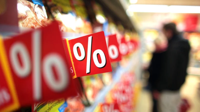 Händler dürfen nicht mit sogenannten Lockangeboten werben, die nicht oder nur in völlig unzureichender Menge verfügbar sind. - © Oliver Berg/dpa/dpa-tmn