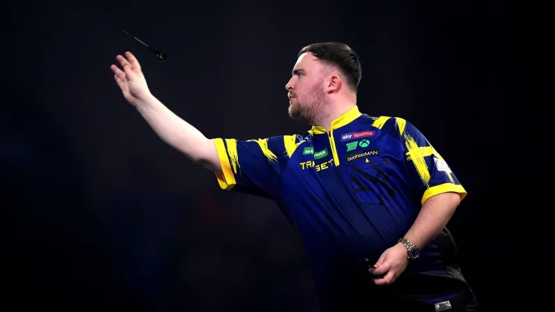 Luke Littler entschied das Duell mit Rob Cross f&uuml;r sich - &copy; John Walton/PA Wire/dpa