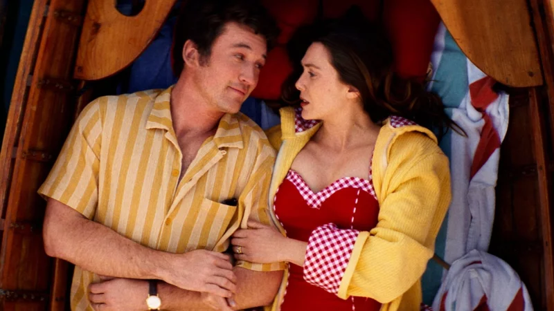 Miles Teller (l) als Larry, Elizabeth Olsen als Joan in einer Szene des Films. - © Leah Gallo/DCM/dpa