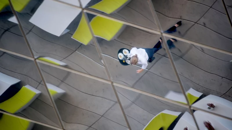 Ab Januar 2026 steigt der Mindestlohn auf 13,90 Euro pro Stunde, wodurch die Verdienstgrenze für Minijobs auf 603 Euro im Monat angehoben wird. - © Marijan Murat/dpa/dpa-tmn