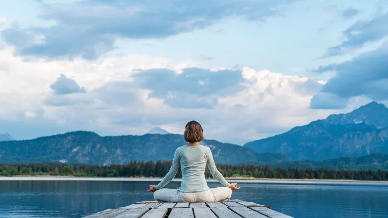 Einfach da sein und bei sich, egal, was um einen herum los ist: Dabei hilft Meditieren, etwa mit der bewährten Bergmeditation. - © Daniel Ingold/Westend61/dpa-tmn