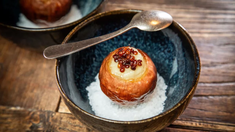 Diese Vorspeise schindet Eindruck: Die Zwiebel wird langsam bei niedriger Temperatur eingekocht und dann gef&uuml;llt. Getoppt wird sie mit Linsen und auf einem Bett aus Meersalz serviert. - &copy; Christin Klose/dpa-tmn