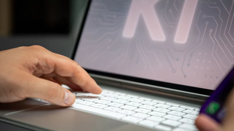 K&uuml;nstliche Intelligenz geh&ouml;rt f&uuml;r viele Besch&auml;ftigte zum Alltag - sollte aber nur in enger Absprache mit dem Arbeitgeber genutzt werden. - &copy; Nico Tapia/dpa-tmn