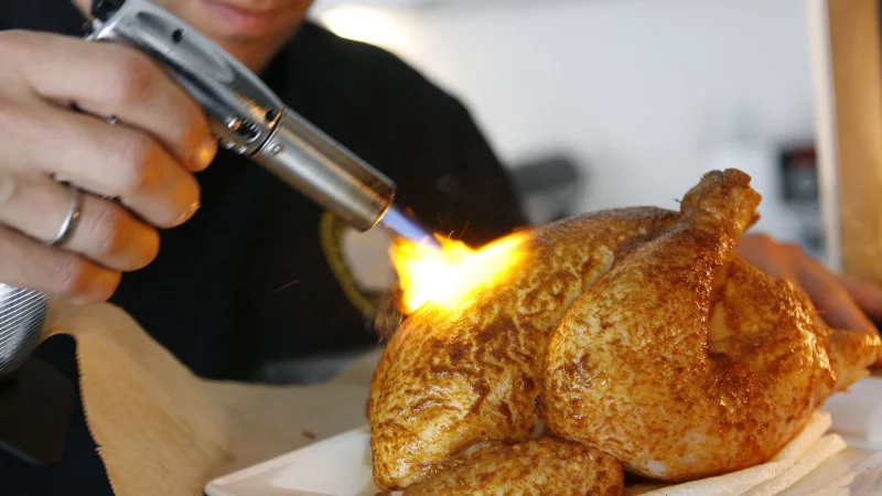 Gefl&uuml;gel l&auml;sst sich mit dem Bunsenbrenner vielleicht etwas nachbr&auml;unen. Richtig knusprig bekommt man Ente und Co. eher nicht. Die rasche Hitze w&uuml;rde laut Lafer die Haut zu schnell schwarz machen. - &copy; Franz-Peter Tschauner/dpa/dpa-tmn