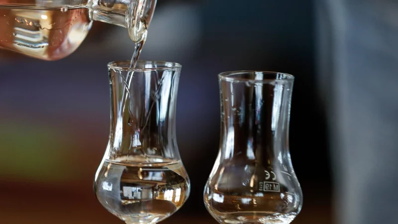 Hochprozentige Destillate wie Obstler ben&ouml;tigen keine zus&auml;tzliche Bel&uuml;ftung: Die Aromen sind bereits konzentriert vorhanden. - &copy; Gerald Matzka/dpa-Zentralbild/dpa-tmn