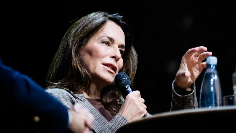 Normalerweise ist sie Gastgeberin, nun war Journalistin Anne Will selbst Gast bei Robert Habecks neuem Gesprächsformat. - © Christoph Soeder/dpa