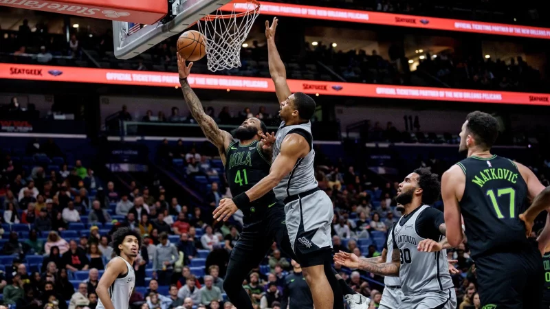 Ohne die Stars Wembanyama und Williamson sorgten die Pelicans und Spurs f&uuml;r beste Unterhaltung. - &copy; Matthew Hinton/AP/dpa