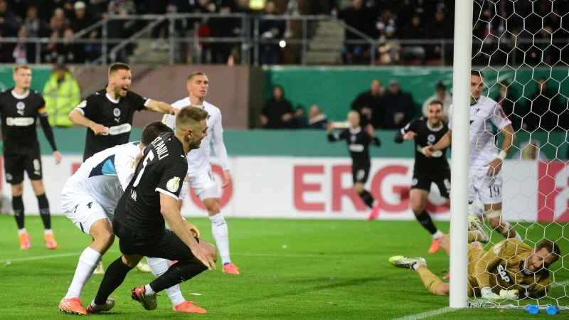 Traf früh zur St. Pauli-Führung: Hauke Wahl (M) - © Daniel Bockwoldt/dpa