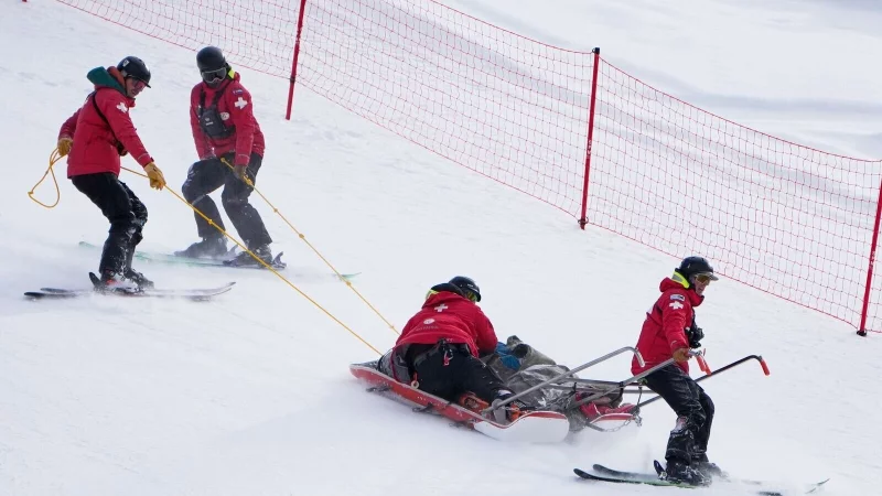 Der Slowene Rok Aznoh stürzte beim Rennen in Beaver Creek schwer. - © John Locher/AP/dpa