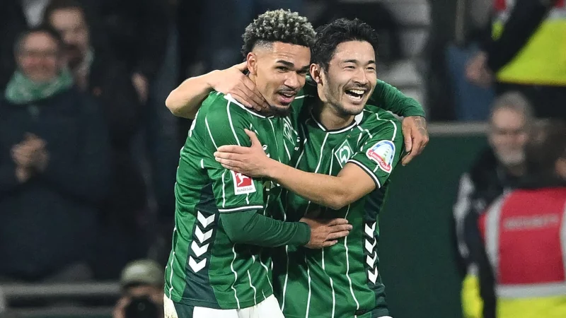 Der Torsch&uuml;tze und sein Vorlagengeber: Justin Njinmah (l) und Yukinari Sugawara vom SV Werder Bremen. - &copy; --/dpa