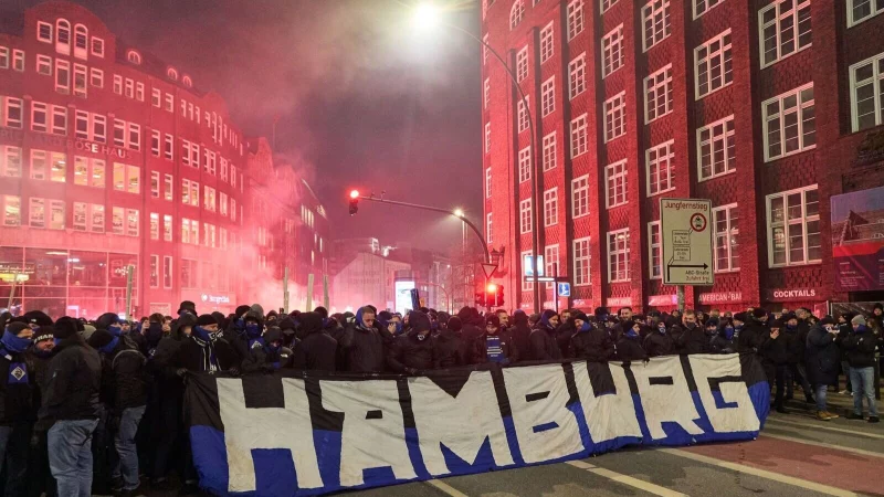 HSV-Anh&auml;nger marschieren gen Hamburger Millerntor. - &copy; Georg Wendt/dpa