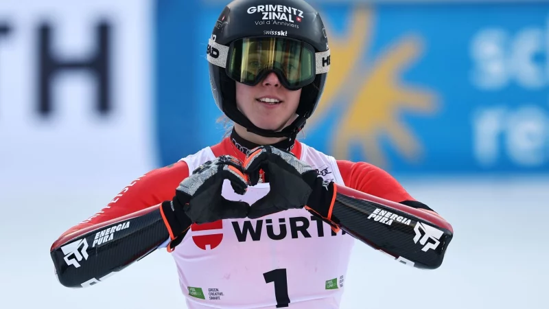 Camille Rast widmet ihren Sieg den Opfern der Feuerkatastrophe von Crans-Montana. - &copy; Marco Trovati/AP/dpa