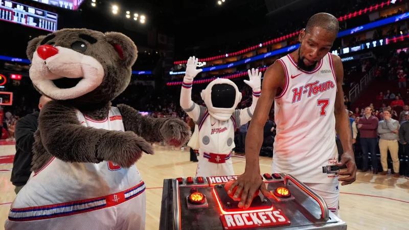 Kevin Durant &uuml;berholte Nowitzki mit Freiw&uuml;rfen kurz vor Schluss und feierte danach den Sieg der Rockets. - &copy; Ashley Landis/AP/dpa