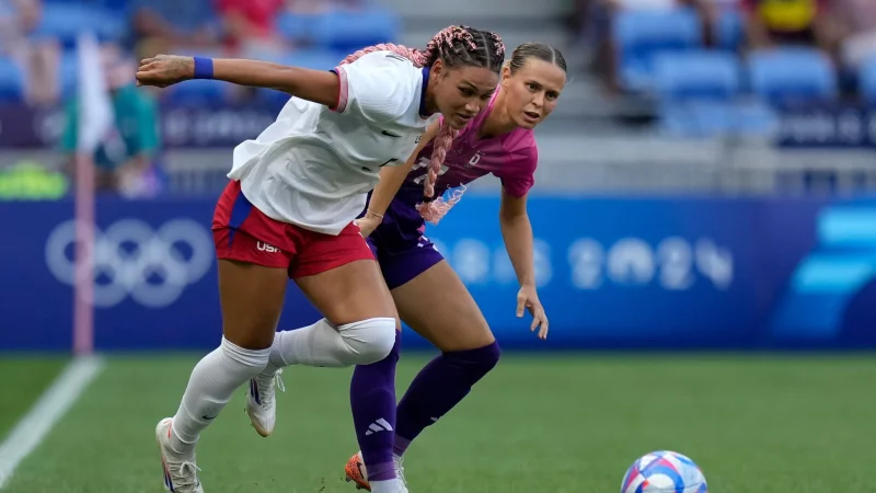 Trinity Rodman (vorn) bleibt in den USA. (Archivbild) - &copy; Silvia Izquierdo/AP/dpa