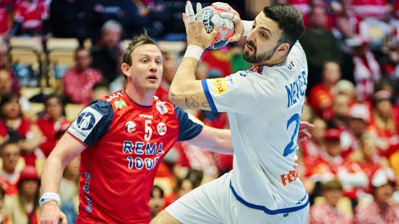 Miguel Neves verfolgte die Auszeit der Gegner &uuml;ber ein Tablet mit. - &copy; Thomas Traasdahl/Ritzau Scanpix/AP/dpa