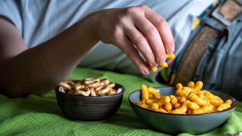 Hei&szlig;hungerspirale: Chips enthalten Kohlenhydrate, die der K&ouml;rper leicht und schnell verwerten kann. Das l&auml;sst den Blutzuckerspiegel rasch ansteigen - und dann wieder absinken. - &copy; Laura Ludwig/dpa-tmn