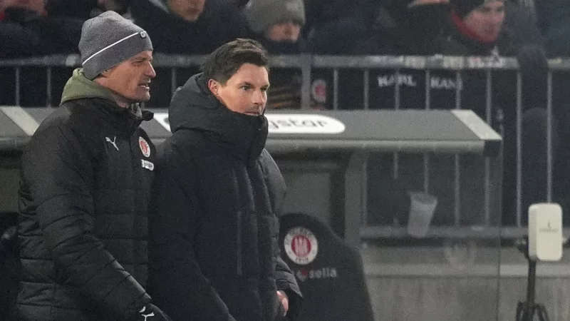 Hatten wenig Gutes beim Stadtderby gesehen: FC St. Paulis Trainer Alexander Blessin (l) und HSV-Kollege Merlin Polzin. - &copy; Marcus Brandt/dpa