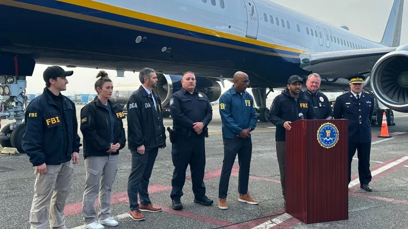 FBI-Direktor Kash Patel spricht auf einer Pressekonferenz &uuml;ber die Verhaftung von Ex-Snowboarder und mutma&szlig;lichem Drogenboss Ryan Wedding. - &copy; Amy Taxin/AP/dpa