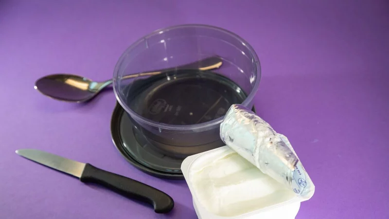 Kommt der Quark dank eines Messers leichter aus der Packung? - &copy; Christin Klose/dpa-tmn