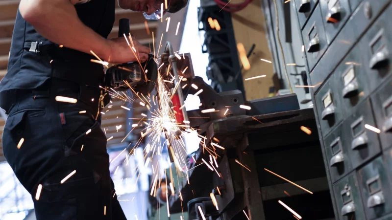 Der Kunde will das eine, der Chef etwas ganz anderes: Das Gef&uuml;hl, unterschiedliche Erwartungen im Job erf&uuml;llen zu m&uuml;ssen, kann Leistungsdruck verst&auml;rken. - &copy; Christian Charisius/dpa/dpa-tmn