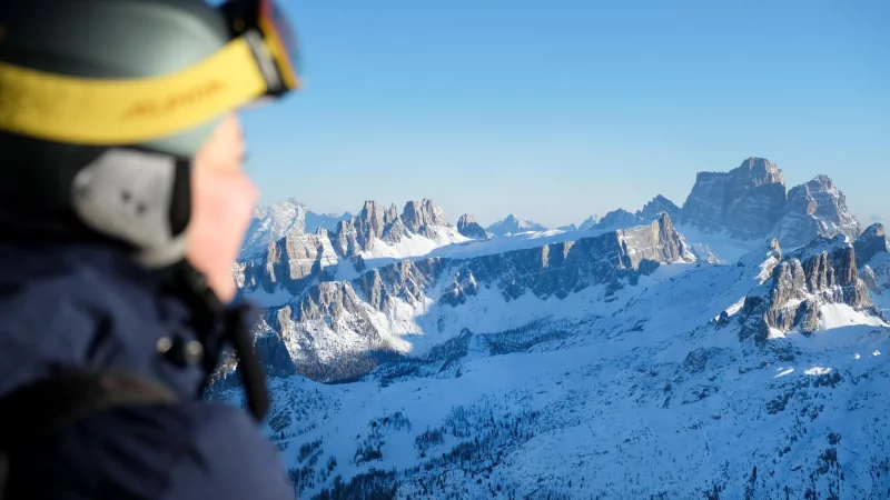 Eine Auslandsreisekrankenversicherung sch&uuml;tzt bei Unf&auml;llen und Krankheiten im Urlaub vor hohen Kosten: Besonders wichtig ist sie beim Winterurlaub in den Bergen. - &copy; Florian Sanktjohanser/dpa-tmn