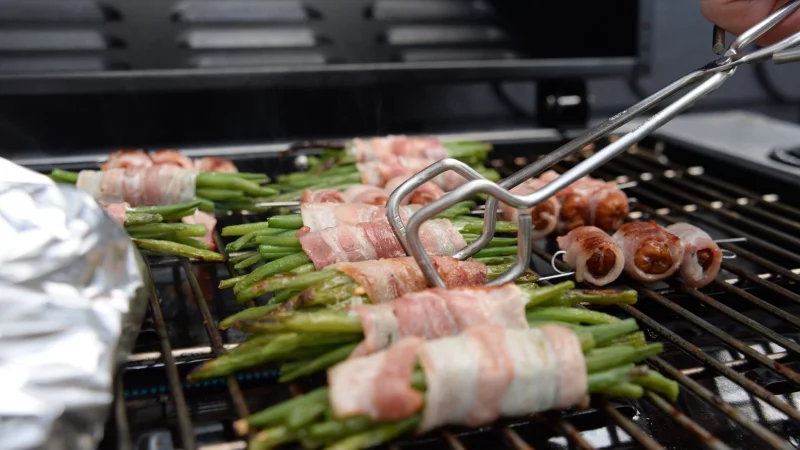 Grillspa&szlig; im Winter? Entscheidend ist der richtige Ort &ndash; und das passende Gas. - &copy; Andrea Warnecke/dpa-tmn