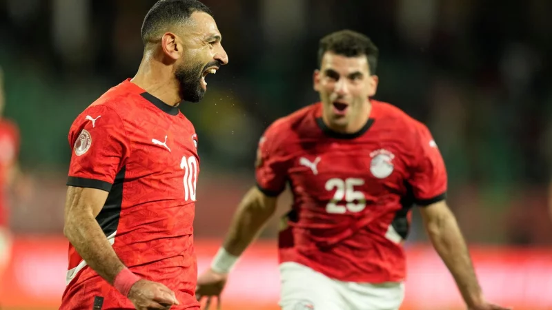 &Auml;gyptens Mohamed Salah (l) erwischte nicht seinen besten Tag - traf aber trotzdem. - &copy; Mosa\\\'ab Elshamy/AP/dpa