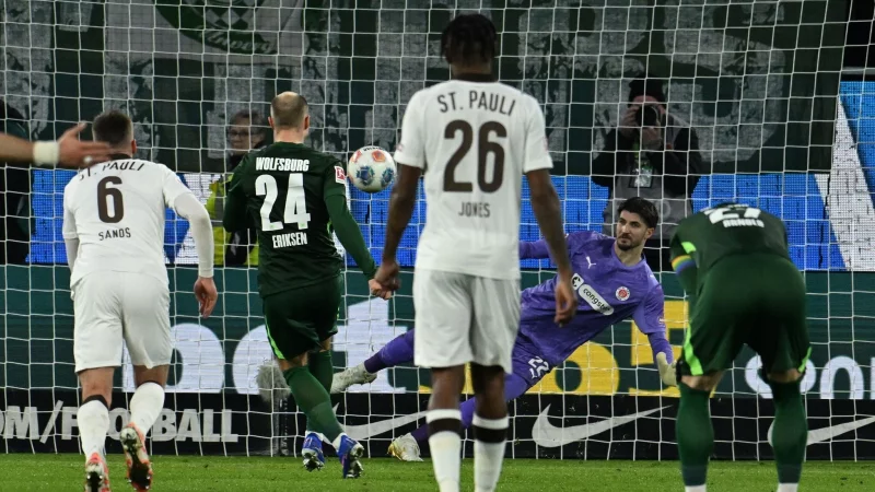 Tor-Deb&uuml;t: Christian Eriksen schie&szlig;t per Handelfmeter seinen ersten Bundesliga-Treffer f&uuml;r den VfL Wolfsburg. - &copy; Swen Pf&ouml;rtner/dpa