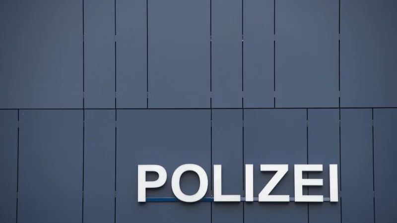 Sexuelle Gewalt erfahren? Anzeige kann man bei der Polizei oder der Staatsanwaltschaft erstatten. - &copy; Stefan Sauer/dpa/dpa-tmn