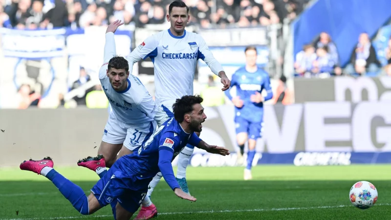 Lieferten sich ein umk&auml;mpftes Duell: Karlsruhes Fabian Schleuener und Marton Dardai von der Hertha. - &copy; Bernd Wei&szlig;brod/dpa