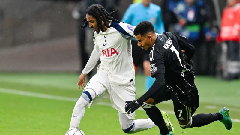 Eintracht Frankfurt mit Ansgar Knauff (r) und Tottenham Hotspur um Djed Spence (l) lieferten sich eine umk&auml;mpfte Begegnung. - &copy; Uwe Anspach/dpa