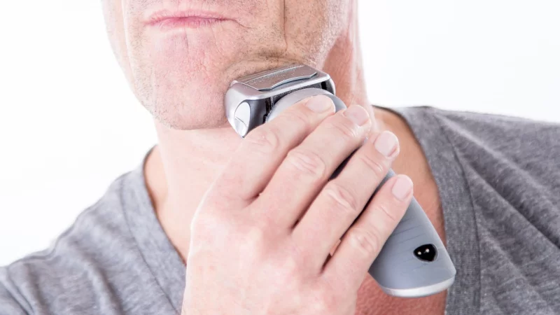 Verschiedene Rasierertypen bieten individuelle L&ouml;sungen: Ergonomische Griffe und sanfte Scherk&ouml;pfe erh&ouml;hen den Komfort und beugen Hautirritationen vor. - &copy; Christin Klose/dpa-tmn