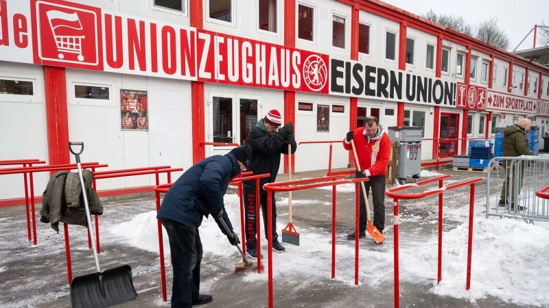 Die Union-Fans helfen mit. - &copy; Matthias Koch/dpa