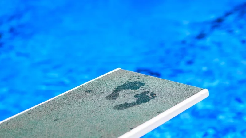 Wer im Schwimmbad barfu&szlig; unterwegs ist, muss damit rechnen, Pilzsporen zu begegnen. - &copy; Julian Stratenschulte/dpa/dpa-tmn