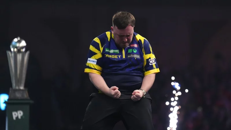 Luke Littler hat wieder einen Grund zum Jubeln. (Archivbild) - &copy; John Walton/PA Wire/dpa