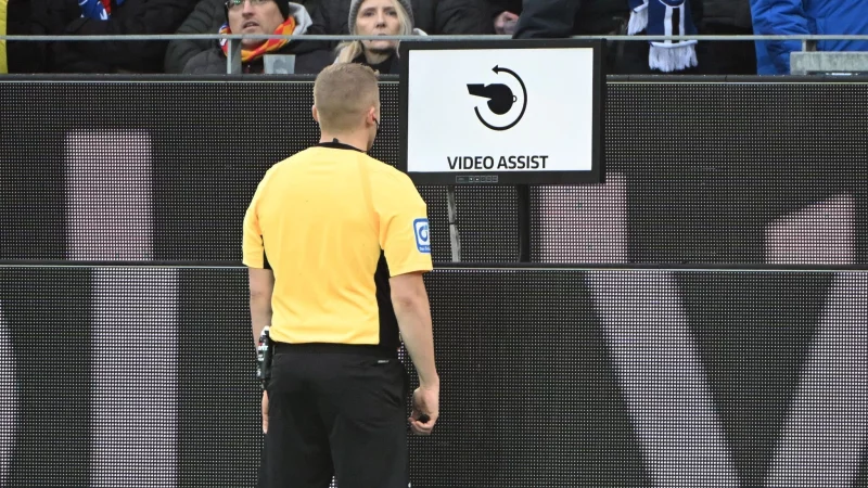 Schiedsrichter Timo Gansloweit pr&uuml;ft eine Entscheidung am Bildschirm. (Archivbild) - &copy; Uli Deck/dpa