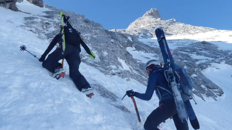 Mit Pickel und Steigeisen aufsteigen, sp&auml;ter unber&uuml;hrte H&auml;nge abfahren: F&uuml;r solche Touren braucht es die n&ouml;tige Lawinennotfallausr&uuml;stung. - &copy; Angelika Warmuth/dpa/dpa-tmn