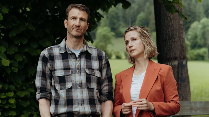 Hans Gruber (Heiko Ruprecht) und Julia Andermatt (Nathalie Schott) in einer Szene der erste Folge der 19. Staffel der Fernsehreihe &laquo;Der Bergdoktor&raquo; (undatierte Filmszene). - &copy; Sabine Finger Fotografie/ZDF/dpa