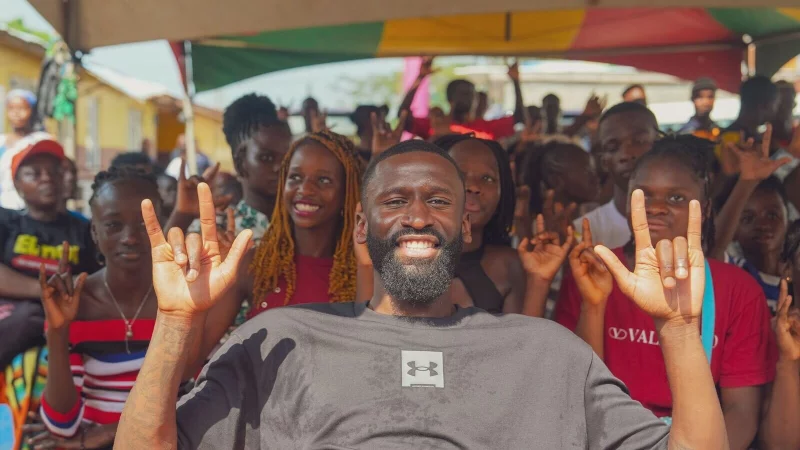 Antonio R&uuml;diger besuchte in der Weihnachtspause Sierra Leone, hier eine Schule in Freetown. - &copy; Fred Santos/Antonio R&uuml;diger Foundation/dpa