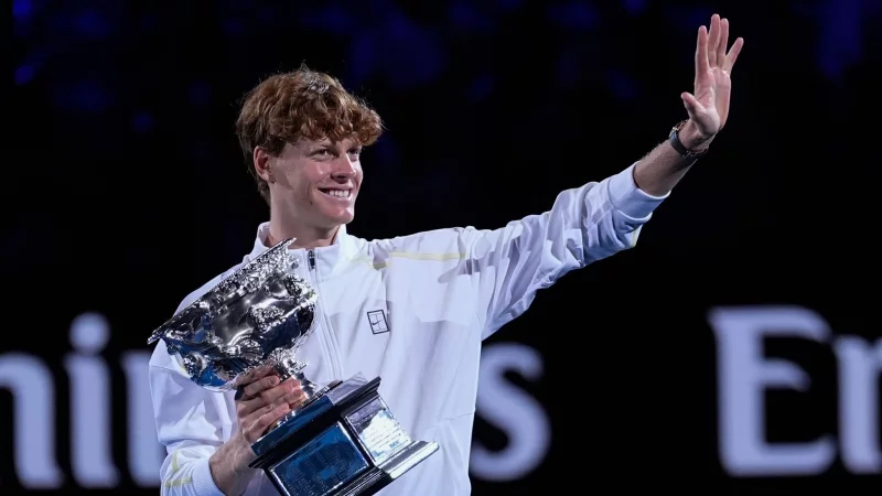 Im vergangenen Jahr triumphierte Jannik Sinner bei den Australian Open. (Archivbild) - &copy; Asanka Brendon Ratnayake/AP/dpa