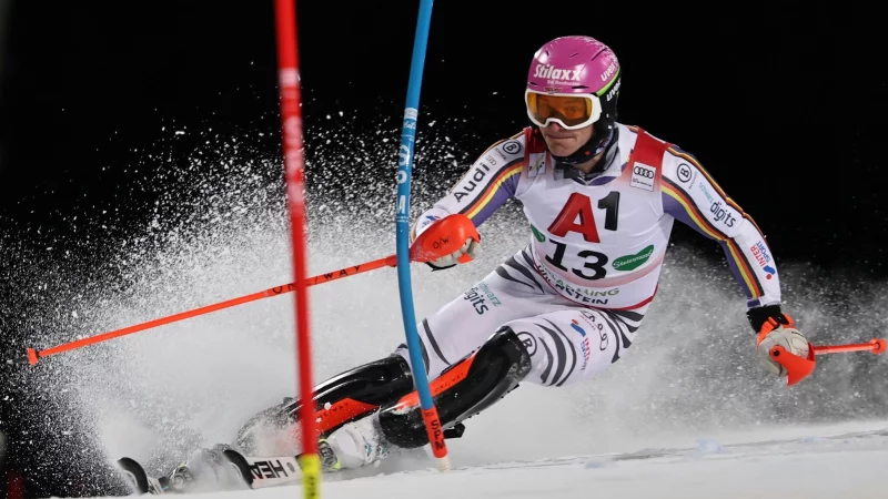 Linus Stra&szlig;er kommt beim Slalom von Schladming nicht ins Ziel. - &copy; Marco Trovati/AP/dpa