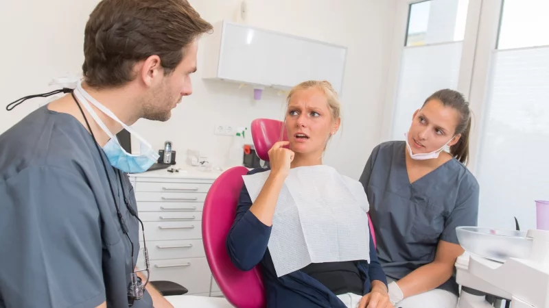 Lockere Z&auml;hne k&ouml;nnen verschiedene Ursachen haben &ndash; eine fr&uuml;hzeitige zahn&auml;rztliche Untersuchung ist wichtig. - &copy; Benjamin Nolte/dpa/dpa-tmn