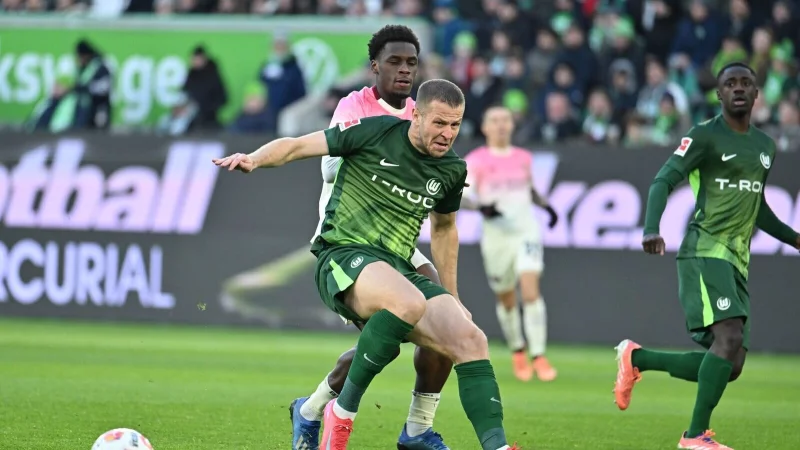 Denis Vavro (vorn) vom VfL Wolfsburg. (Archivbild). - &copy; Swen Pf&ouml;rtner/dpa