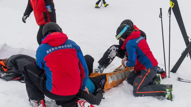 Ein Skiunfall kann den Reiseabbruch bedeuten: Wer eine Reiseabbruchversicherung abgeschlossen hat, kann sich in diesem Fall die Kosten erstatten lassen. - &copy; Benjamin Nolte/dpa-tmn